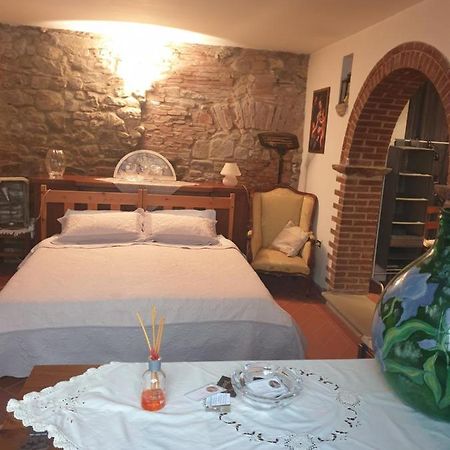 Helga'S House- Una Finestra Sul Borgo Ambra Exterior foto